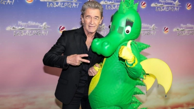 Peter Maffay, Musiker und der von ihm mit geschaffene grüne Drache Tabaluga (Foto: Gerald Matzka/dpa)