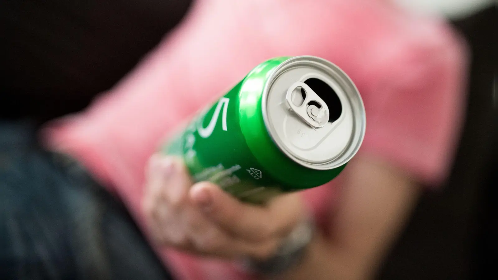Der regelmäßige Griff zum Bier? Wer an einer Alkoholabhängigkeit leidet, benötigt in der Regel Hilfe. (Foto: Alexander Heinl/dpa-tmn)