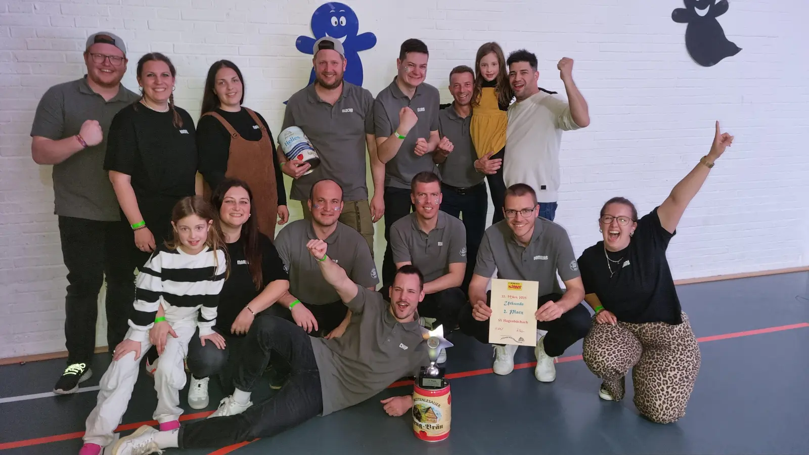Das Männerballett Hagenbüchach feierte in Oberasbach mit seinen Trainerinnen Maria Pfeiffer, Kathrin Roth, Maike Kruse und Daniela Böhm einen grandiosen zweiten Platz (Foto: Rainer Weiskirchen)