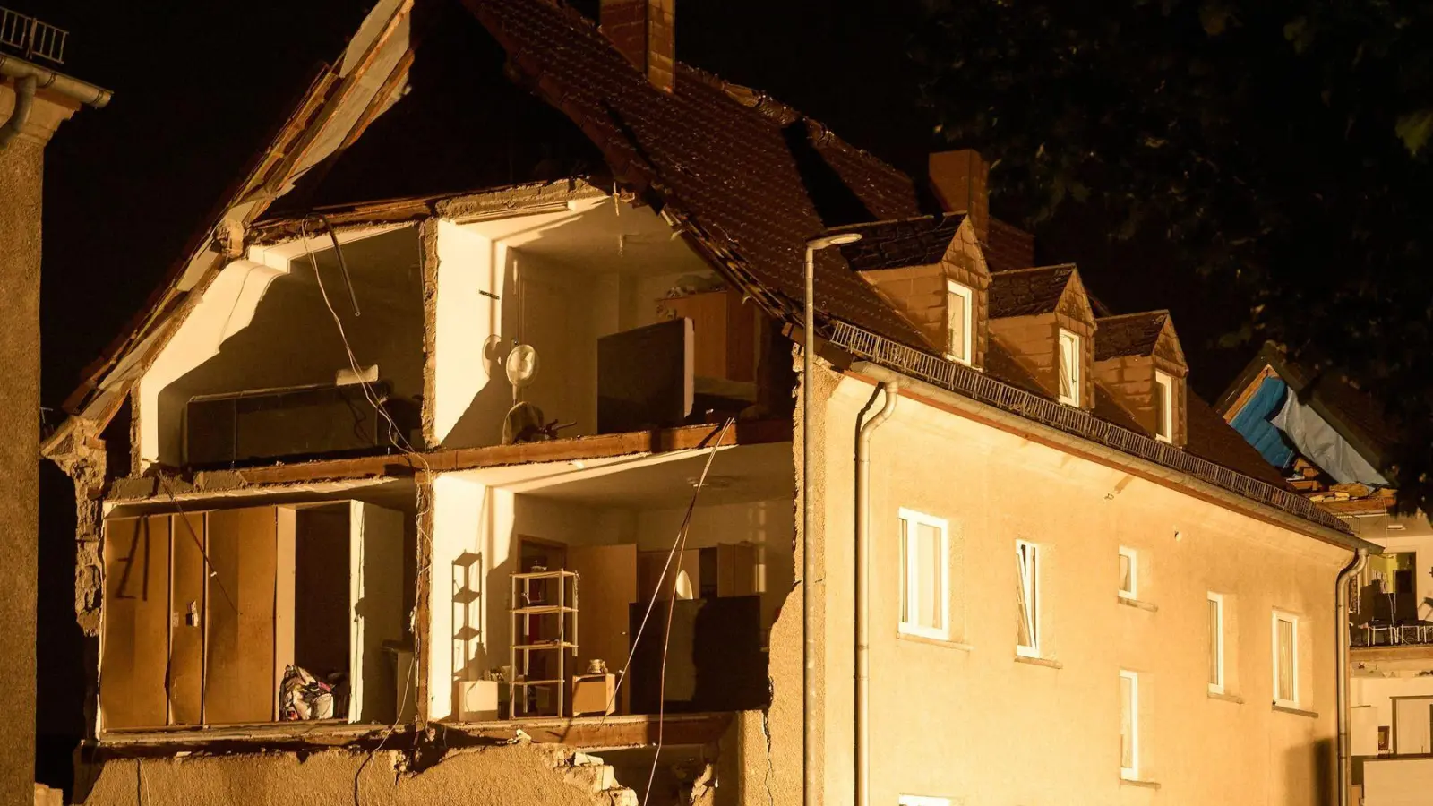 Unwetter haben in der Nacht in Höhr-Grenzhausen heftige Schäden angerichtet. (Foto: Thomas Frey/dpa)
