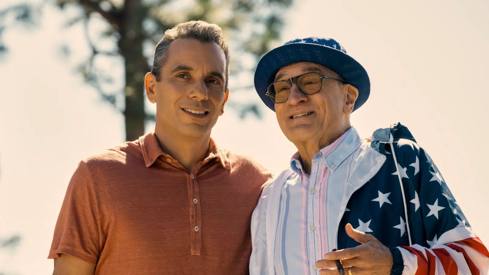 Sebastian Maniscalco (l) als Sebastian und Robert De Niro als Salvo in einer Szene des Films „Und dann kam Dad”. (Foto: Dan Anderson/Lionine/Lionsgate/dpa)