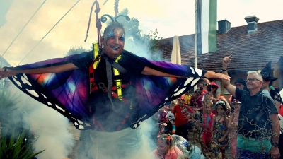 Bürgermeister David Schneider verwandelte sich von der Wasserpfeifende rauchenden blauen Raupe in einen bunten fliegenden Schmetterling. (Foto: Ute Niephaus)