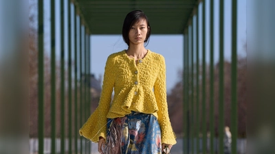 Dior präsentierte ein plüschig-gelbes Peplum-Jäckchen mit markanten Ärmeln auf dem Laufsteg in Paris. (Foto: Dior/dpa-tmn)
