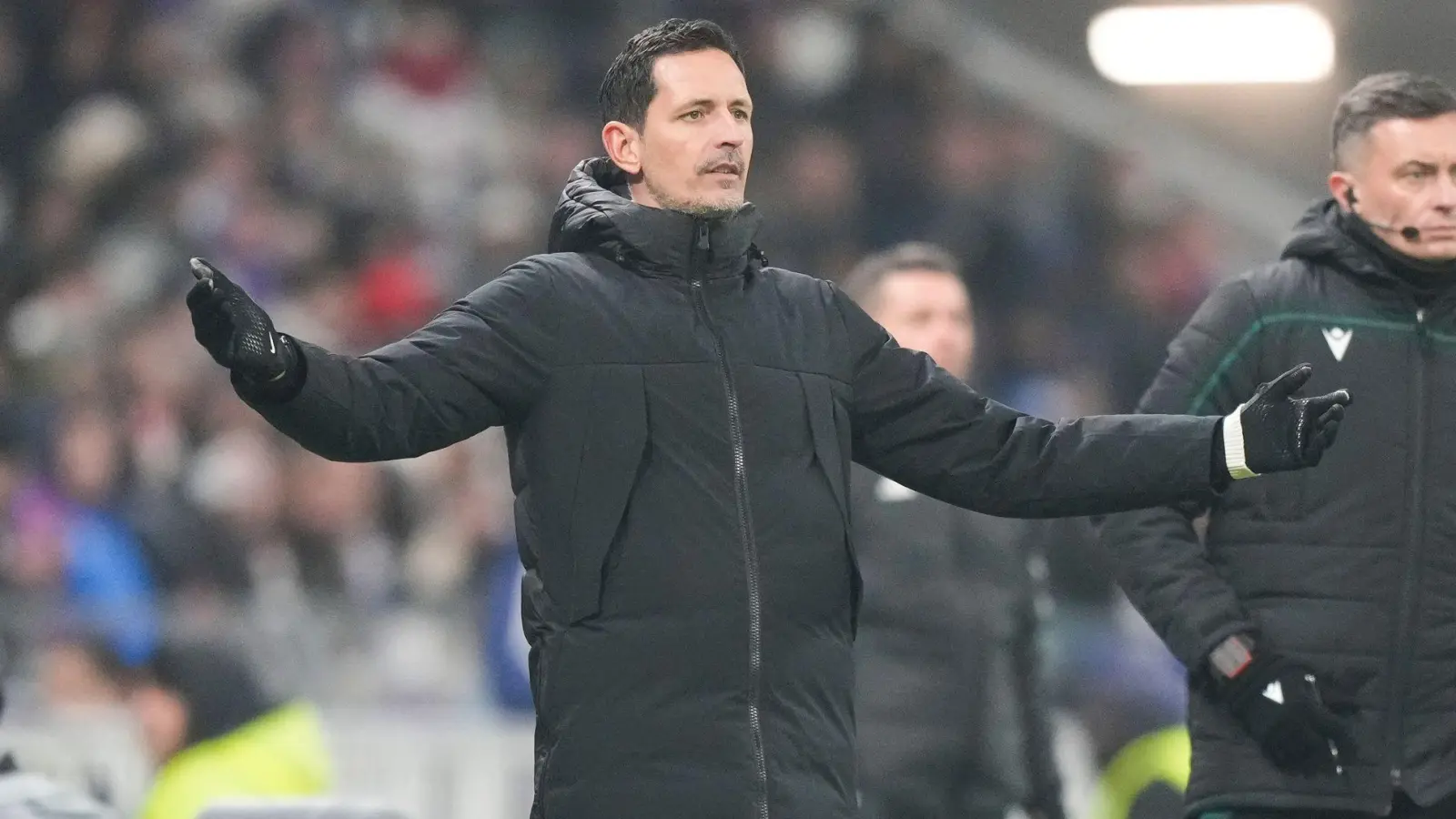 Eintracht Frankfurt um Trainer Dino Toppmöller kann in Leipzig Revanche für das bittere Pokal-Aus nehmen. (Foto: Michel Euler/AP/dpa)