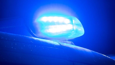 Ein Blaulicht leuchtet auf dem Dach eines Polizeiwagens. (Foto: Sarah Knorr/dpa)