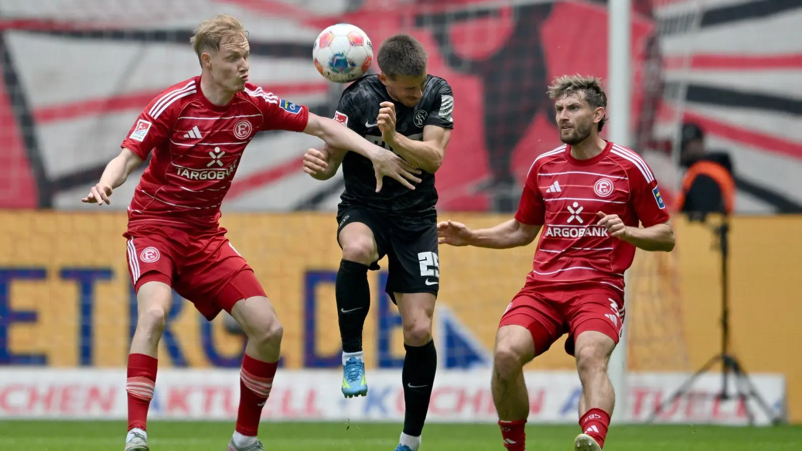 Die SV Elversberg hat den ersten Bundesliga-Aufstieg der Vereinsgeschichte weiterhin in eigener Hand.  (Foto: Anke Waelischmiller/dpa)