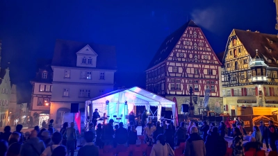Festivalstimmung vor einzigartiger Kulisse: Auf dem Markplatz wird am Samstagabend zu den Latin-Klängen von Chico Diaz und seinen Kollegen intensiv mitgetanzt. (Foto: Jürgen Binder)