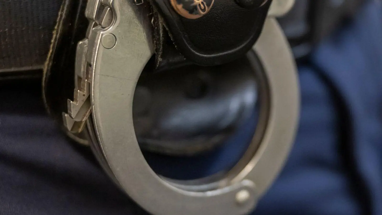 Die Polizei ermittelt jetzt, worum es sich bei dem versprühten Stoff handelt. (Symbolbild) (Foto: Peter Kneffel/dpa)