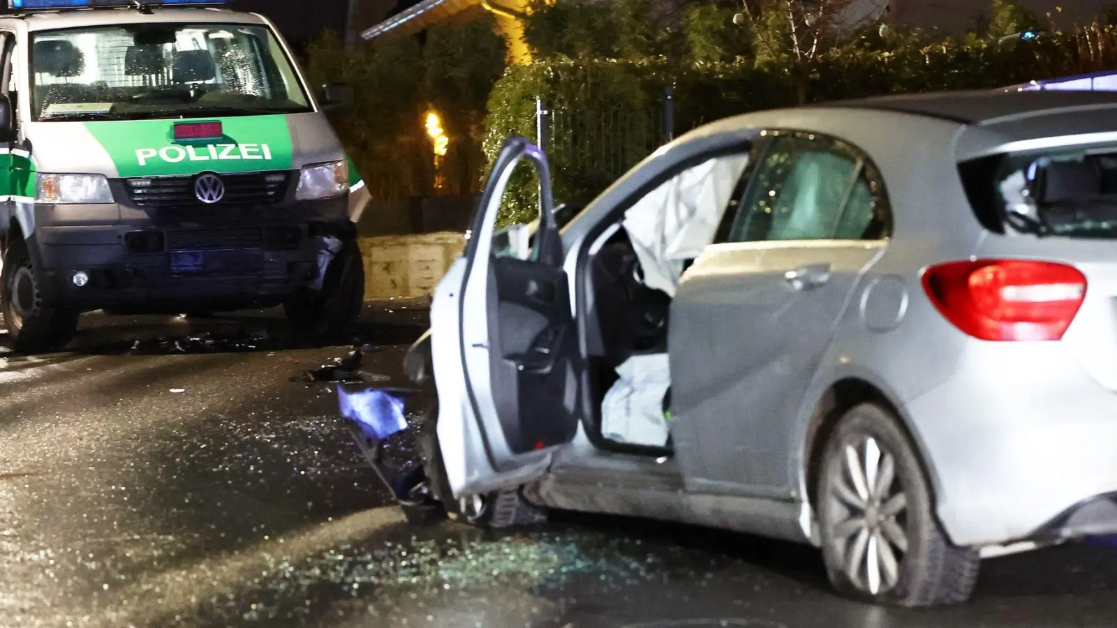 Erst Schüsse konnten den Wagen einer Frau stoppen.  (Foto: Daniel Löb/dpa)