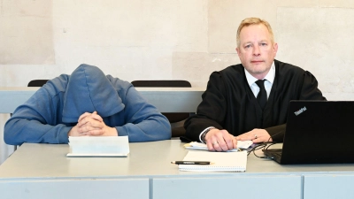 Der 42-jährige Angeklagte mit seinem Verteidiger Harald Tschampel. Zu Beginn der Verhandlung war der Angeklagte noch etwas unruhig, mit der Zeit taute er auf und wurde gesprächig. (Foto: Luca Paul)