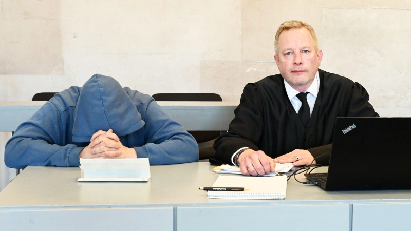 Der 42-jährige Angeklagte mit seinem Verteidiger Harald Tschampel. Zu Beginn der Verhandlung war der Angeklagte noch etwas unruhig, mit der Zeit taute er auf und wurde gesprächig. (Foto: Luca Paul)