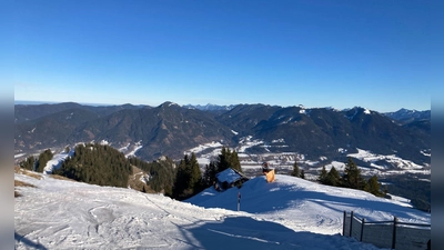 Im Skigebiet Brauneck läuft der Betrieb trotz des Einbruchs gut. (Produktion) (Foto: Sabine Dobel/dpa)