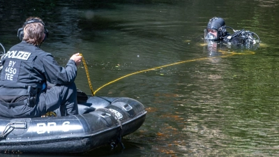 Nach mutmaßlichen Brandanschlägen in der Oberpfalz suchten Polizeitaucher in der Donau bei Regensburg nach möglichen Beweisen. (Symbolbild) (Foto: Armin Weigel/dpa)