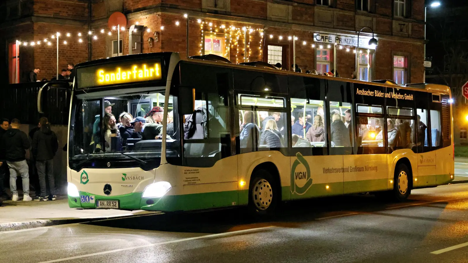 Der Partybus auf der Fahrt durch Ansbach.  (Foto: Zeynel Dönmez)