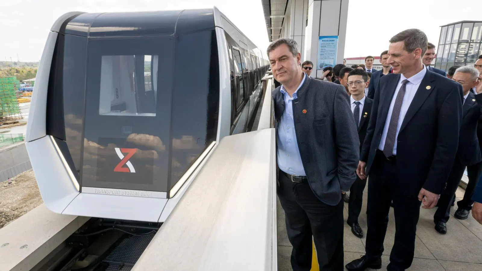 Diese Magnetschwebebahn der oberpfälzischen Firmengruppe Max Bögl schaute sich Ministerpräsident Markus Söder (CSU) in China an. Ob es eine solche Bahn auch in seiner Heimatstadt Nürnberg gehen wird, ist weiter unklar. (Archivbild) (Foto: Peter Kneffel/dpa)