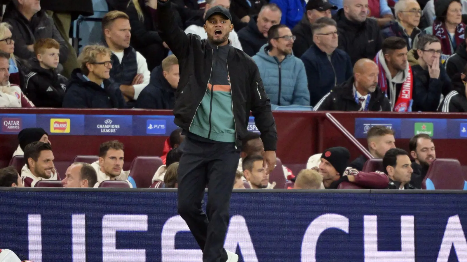 Vincent Kompany fordert eine Reaktion seine Mannschaft in Frankfurt. (Foto: Peter Kneffel/dpa)