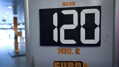 Ein Schild wirbt für die Gewinnsumme von 120 Millionen Euro im Eurojackpot. (Foto: Federico Gambarini/dpa)