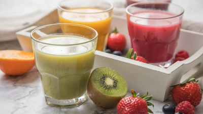 Fruchtgetränk mit weniger Zucker? Wer selbst mixt und Spinat, Gurke oder Kräuter dazugibt, drückt den Zuckergehalt – und bekommt trotzdem Vitamine &amp; Co. (Foto: Christin Klose/dpa-tmn)