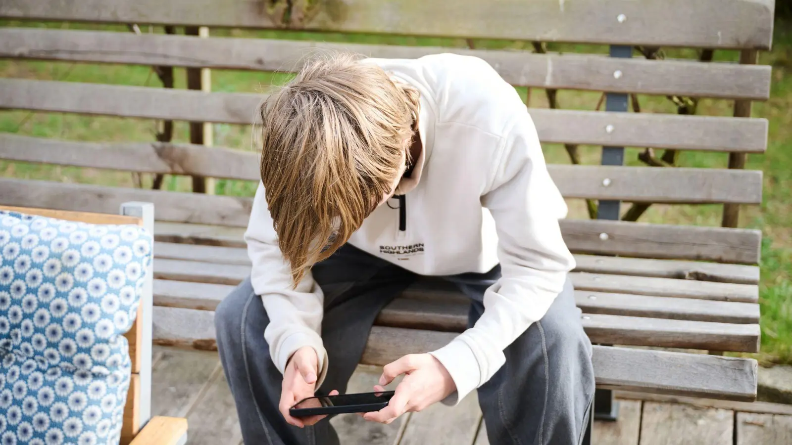 Australien setzt mit einem Social-Media-Verbot für Unter-16-Jährige weltweit ein Zeichen: Die Debatte um Altersgrenzen gewinnt an Fahrt. (Foto: Annette Riedl/dpa)