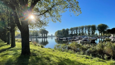 Naturidyll im Bezirk Nieuw-West: der Jachthafen am See Sloterplas. (Foto: Christoph Driessen/dpa-tmn)