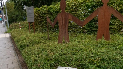 An der S-Bahnstation wurde nach dem Mord an Dominik Brunner ein Denkmal errichtet, auch als Zeichen für Zivilcourage.  (Foto: Peter Kneffel/dpa)