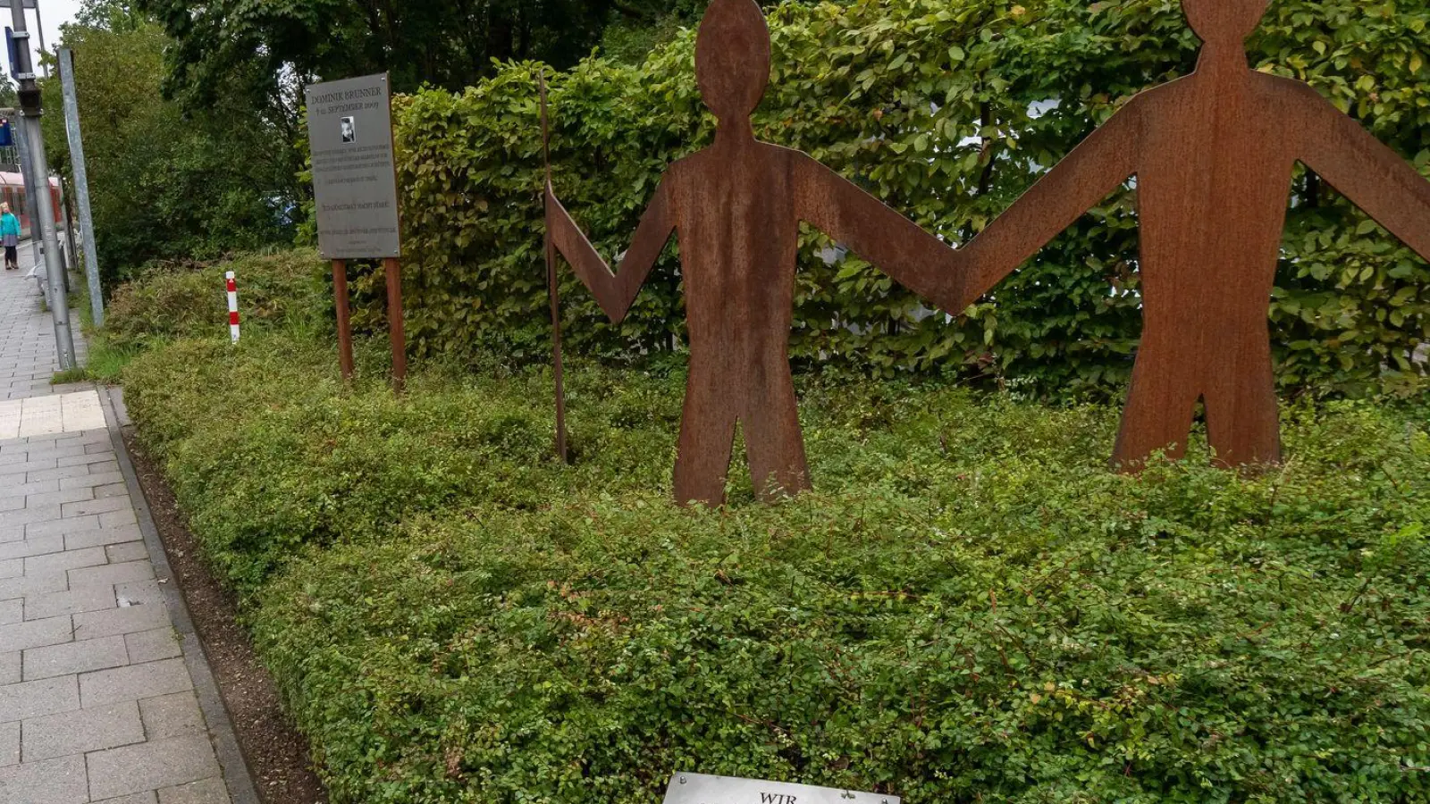 An der S-Bahnstation wurde nach dem Mord an Dominik Brunner ein Denkmal errichtet, auch als Zeichen für Zivilcourage.  (Foto: Peter Kneffel/dpa)