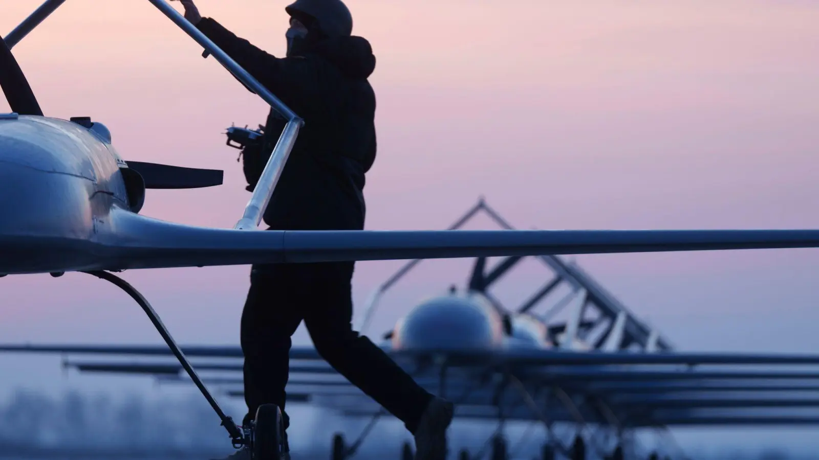 Ukrainische Drohnen haben in der Nacht Ziele in Südrussland getroffen. Es gab Tote und Verletzte. (Archivbild) (Foto: Evgeniy Maloletka/AP/dpa)
