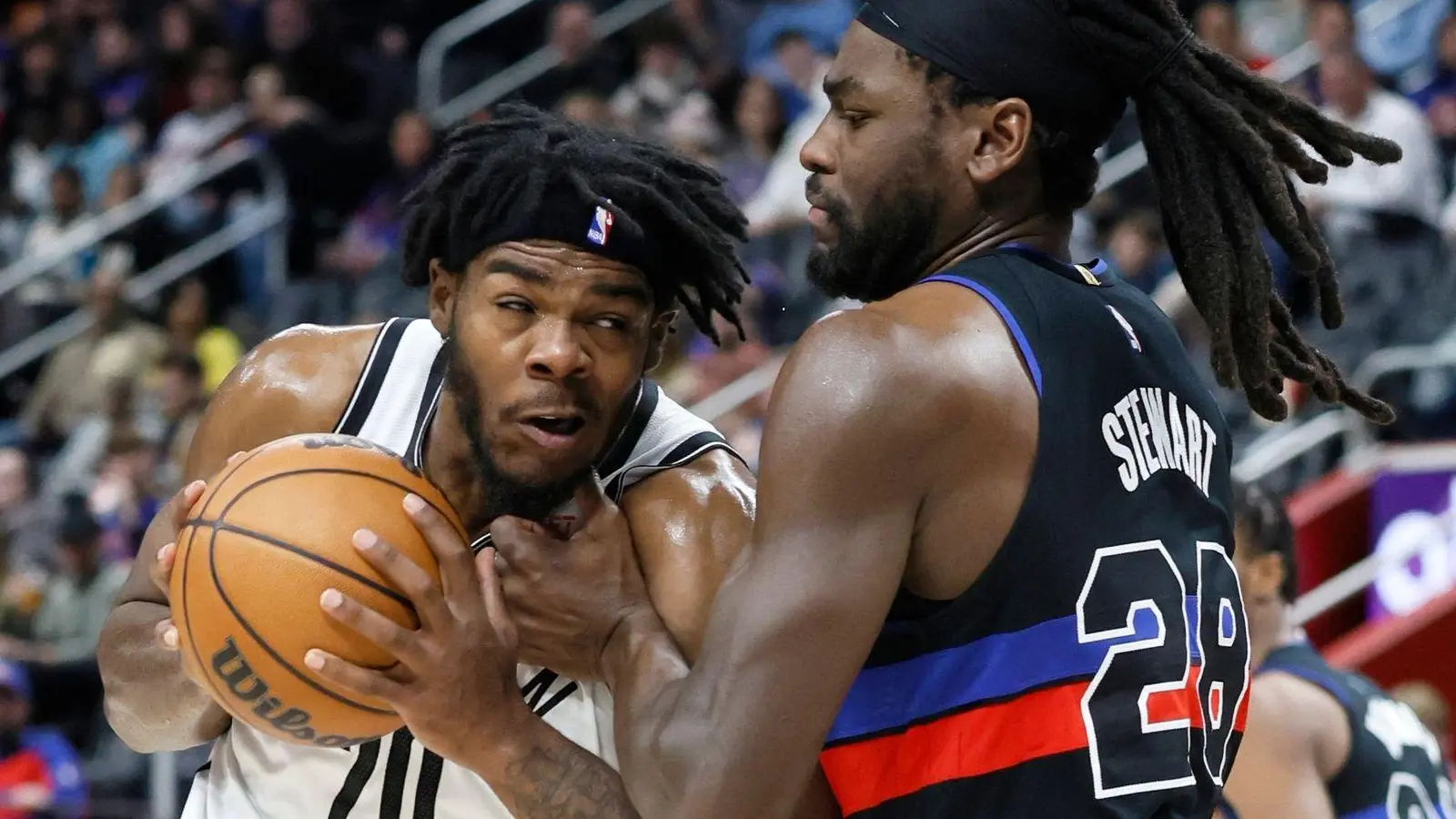 Isaiah Stewart (r) und Detroit Pistons besiegten die Brooklyn Nets. (Foto: Duane Burleson/AP/dpa)