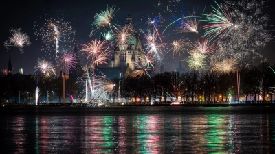 Niemand hat etwas gegen organisierte Feuerwerke&nbsp;an zentralen Plätzen, doch die wilde Böllerei muss untersagt werden, sagt der Präsident der Bundesärztekammer. (Archivfoto) (Foto: Moritz Frankenberg/dpa)