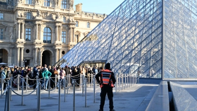 Sieben Menschen wurden nach dem Einbruch im Louvre zwischenzeitlich festgenommen. (Archivbild) (Foto: Emma Da Silva/AP/dpa)