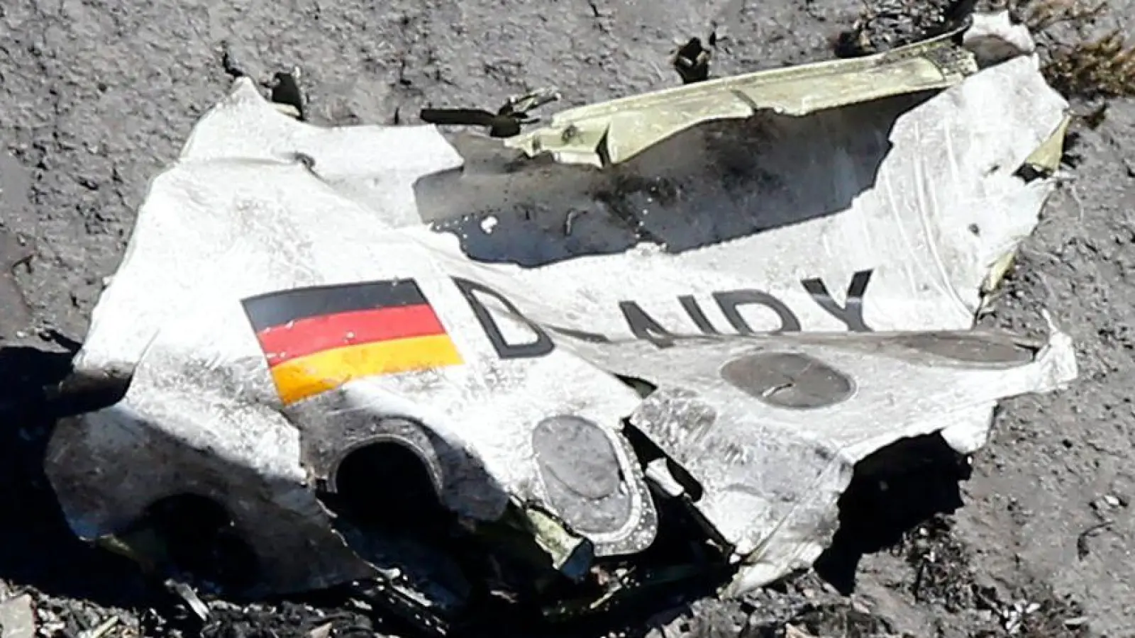 Nur noch Trümmer blieben von einem Germanwings-Flug nach Düsseldorf. (Archivbild) (Foto: Sebastien Nogier/EPA/dpa)