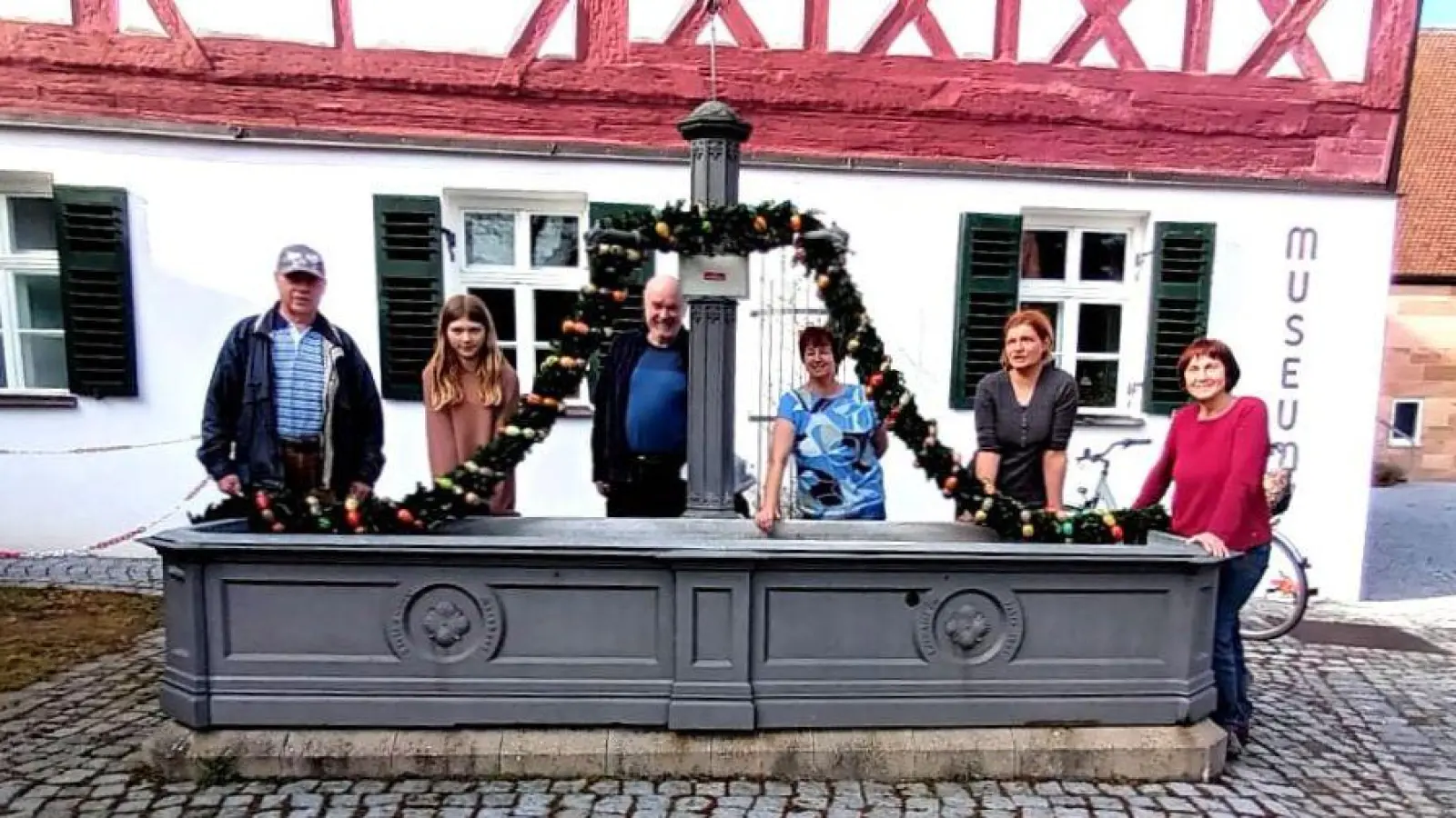 Der Osterbrunnen in Markt Erlbach wurde von den Ehrenamtlichen aus dem Heimatverein geschmückt. Die Museumssaison beginnt ebenfalls wieder: Ab Ostersonntag bis zum 1. November ist es an allen Sonn- und Feiertagen von 13 bis 16 Uhr geöffnet. Gruppen können auch einen Extra-Termin vereinbaren. (Foto: Reiner Leinsle)