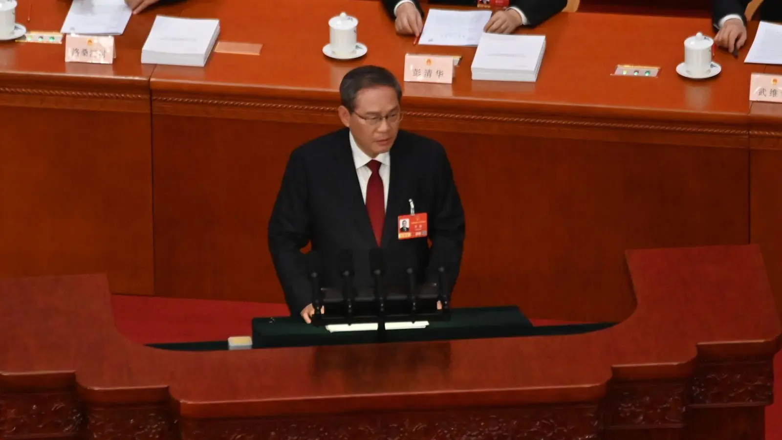Chinas Ministerpräsident Li Qiang verliest den Arbeitsbericht der Regierung. Das Wachstumsziel ist so niedrig wie seit 1991 nicht mehr.  (Foto: Johannes Neudecker/dpa)
