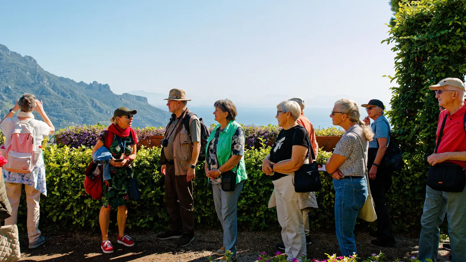 In der Villa Rufolo erklärt die Reiseleiterin einiges zur Flora und Fauna der Gärten sowie zur damaligen Nutzung. (Foto: Tizian Gerbing)