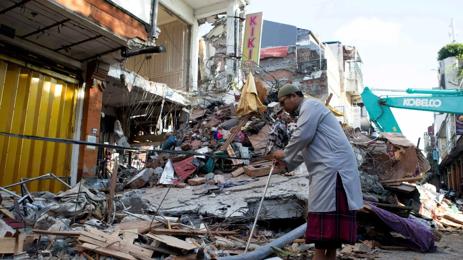 Auf Bali haben die Aufräumarbeiten begonnen. (Foto: Firdia Lisnawati/AP/dpa)