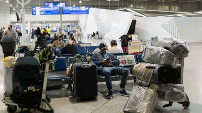 Am Flughafen Athen und anderen Airports Griechenlands müssen Reisende warten. (Archivbild) (Foto: Socrates Baltagiannis/dpa)