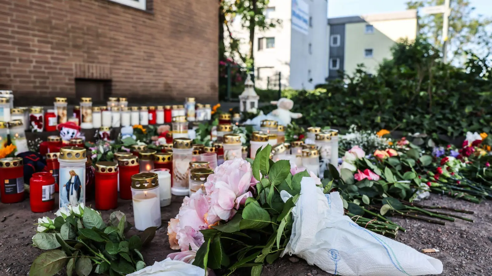 Blumen und Kerzen am Unfallort: In Dinslaken ist die Trauer nach dem Unfalltod zweier Kinder groß. (Foto: Oliver Berg/dpa)
