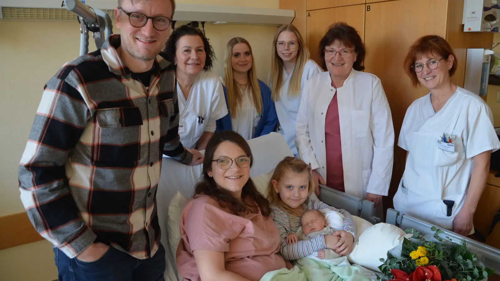 Papa Patrick Vicedom, Schwester Elke Rochelle, Dana Dorn, Marieluise Fries, Dr. Liane Humann-Scheuenstuhl, Ärztin Kerstin Stierdorfer (hinten, v.l.) sowie Mama Elena Vicedom und Ela mit ihrem Bruder Jannis. (Foto: Christa Frühwald)