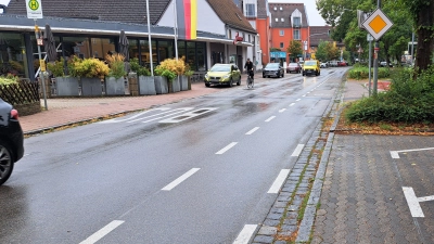 Im Juni ist ein Verkehrsversuch in Neuendettelsau gestartet worden. Seitdem müssen Radlerinnen und Radler die auf der Fahrbahn markierten Bereiche, wie hier in der Heilsbronner Straße, nutzen. (Foto: Florian Schwab)