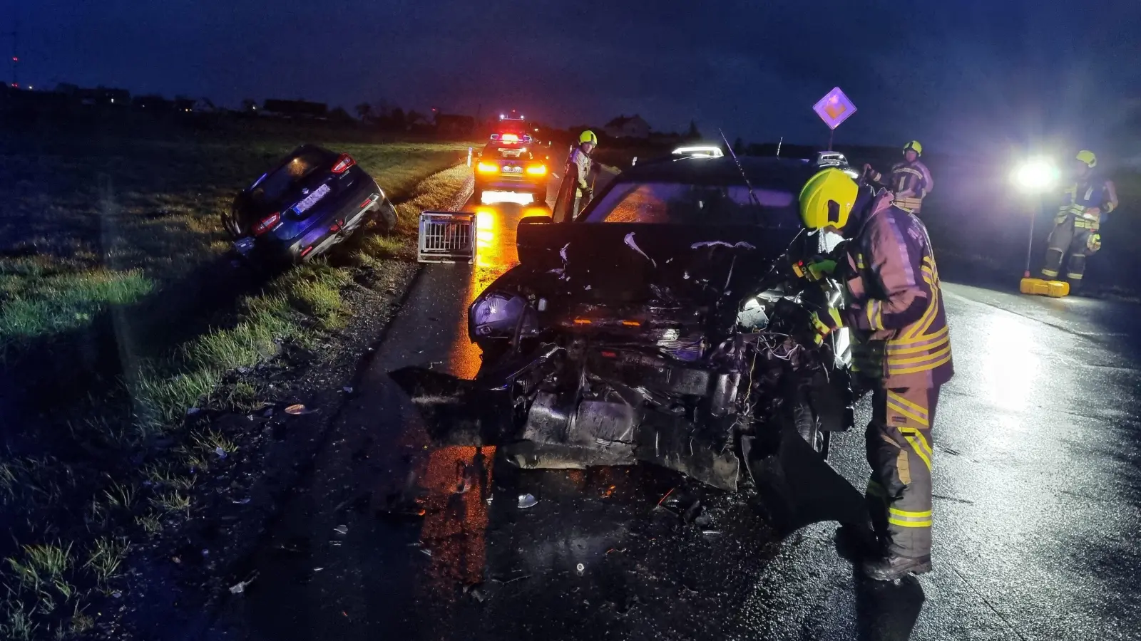 Totalschaden erlitten die beiden Autos, die am Montagmorgen zwischen Oberniederndorf und Mausdorf zusammenkrachten. (Foto: Rainer Weiskirchen)