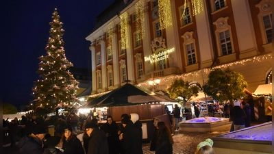 Findet der Bad Windsheimer Weihnachtsmarkt mit oder ohne die Familie Straetemans/Krzenck statt? Immer mehr spricht dafür, dass bis zum Startschuss am Freitag keine einvernehmliche Lösung mehr gefunden werden kann. (Archivbild: Anita Dlugoß)