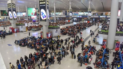 Passagiere im Bahnhof von Urumqi in der nordwestchinesischen autonomen Region Xinjiang Uygur. (Foto: Ding Lei/XinHua/dpa)