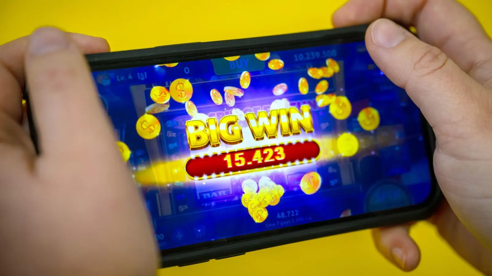 Seit 2021 können Online-Glücksspiele in Deutschland erlaubt werden. (Symbolbild) (Foto: Sina Schuldt/dpa)