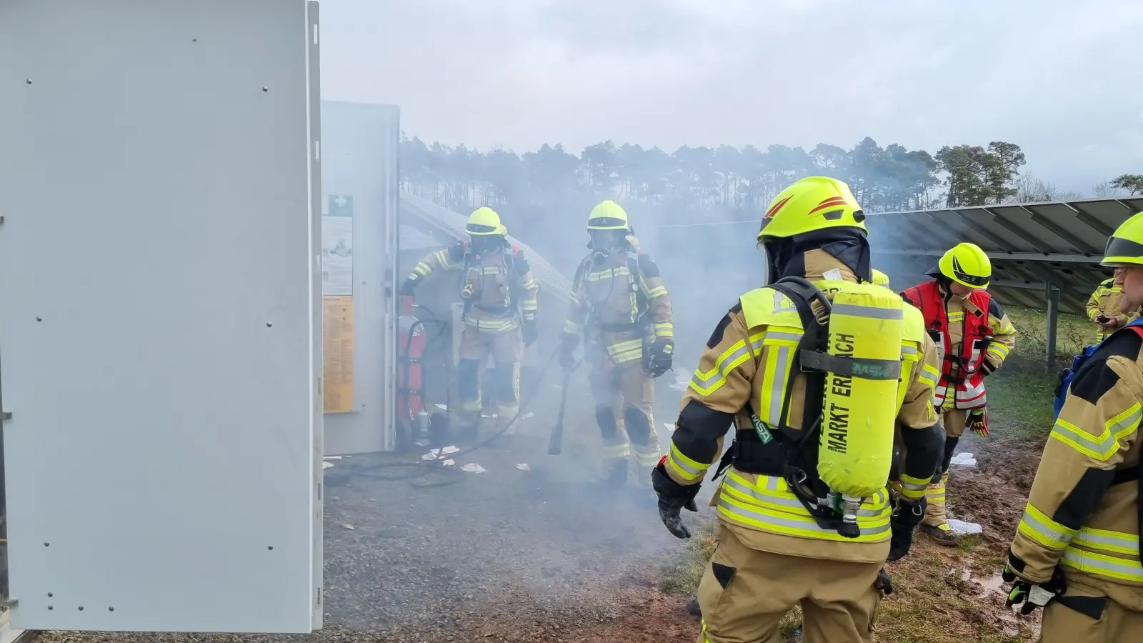 Dichter Qualm, der aus dem Trafohäuschen drang, empfing die Rettungskräfte bei ihrem Eintreffen. (Foto: Rainer Weiskirchen)