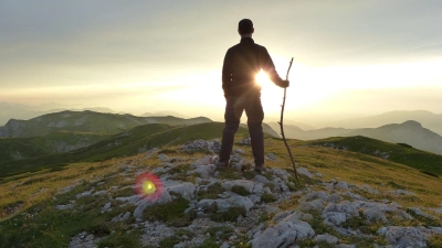 Nicht frieren, nicht müffeln: Merinowolle hat einige Eigenschaften, die bei Outdoor-Aktivitäten sehr praktisch sind.  (Foto: Florian Sanktjohanser/dpa-tmn)