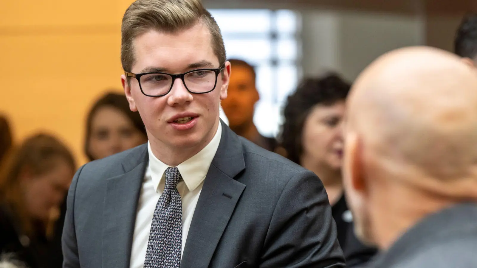 Die AfD-Spitze wollte den Ausschluss des bayerischen Politikers Daniel Halemba aus der Partei, doch vorerst bleibt er (Archivbild). (Foto: Peter Kneffel/dpa)