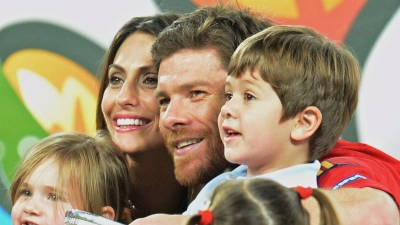 Xabi Alonso und seine Familie - hier im Jahr 2012 - haben sich in Leverkusen sehr wohlgefühlt. (Foto: picture alliance / dpa)