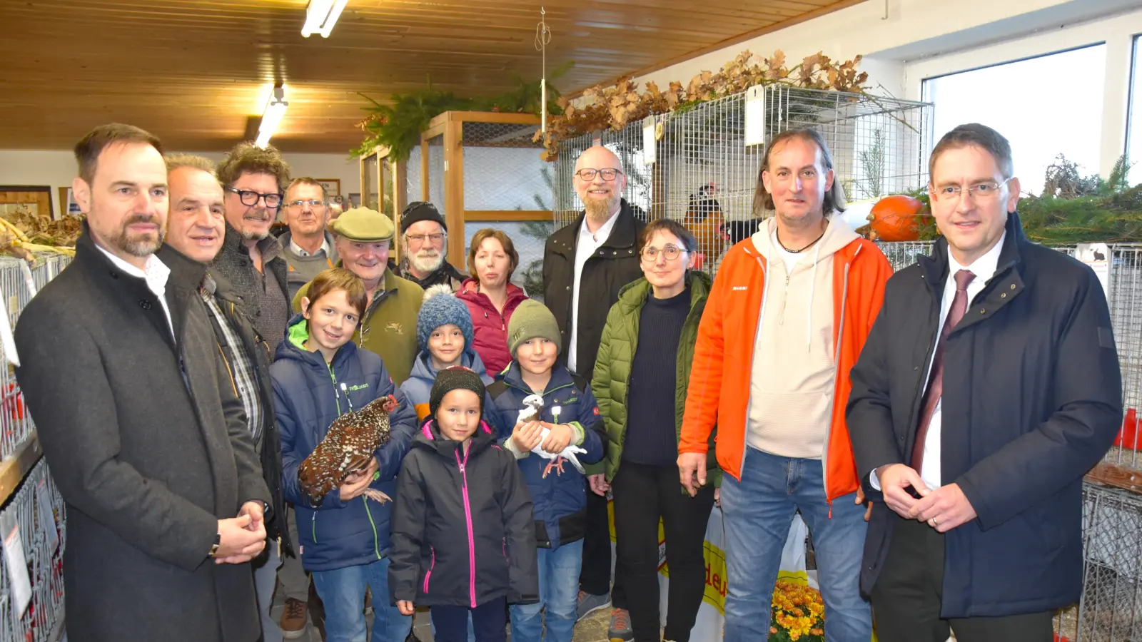 Landrat Dr. Jürgen Ludwig (rechts) eröffnete die Kreisschau Geflügel in Aichau. (Foto: Werner Wenk)