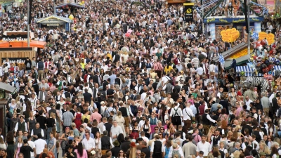 Am ersten Wiesn-Wochenende kamen mehr internationale Besucher aufs Oktoberfest. (Archivbild) (Foto: Felix Hörhager/dpa)