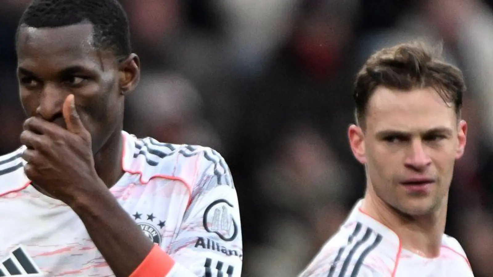 Turbulentes Spiel in Leverkusen: Bayern-Stürmer Nicolas Jackson (M) sah die Rote Karte. (Foto: Federico Gambarini/dpa)